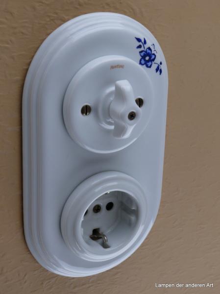 Garby Colonial 2fach Kombination, Serien-Porzellandrehschalter weiß,  Knebel Porzellan retro weiß, Steckdoseneinsatz Porzellan weiß, senkrechte Montage