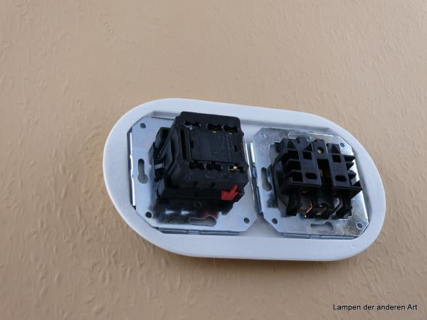 Garby Colonial 2fach Kombination, Serien-Porzellandrehschalter weiß,  Knebel Holz Buche honigfarben, Steckdoseneinsatz Porzellan weiß, von hinten