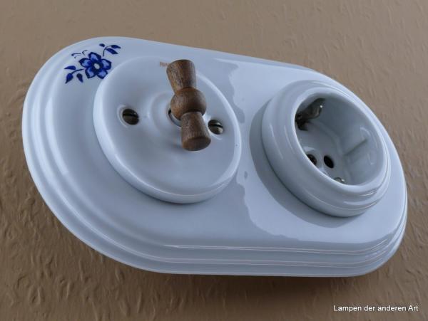 Garby Colonial 2fach Kombination, Serien-Porzellandrehschalter weiß,  Knebel Holz Buche gealtert, Steckdoseneinsatz Porzellan weiß, seitlich