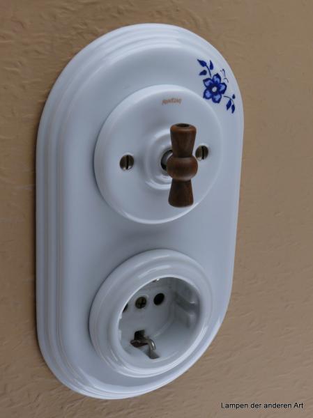 Garby Colonial 2fach Kombination, Serien-Porzellandrehschalter weiß,  Knebel Holz Buche gealtert, Steckdoseneinsatz Porzellan weiß, senkrechte Montage