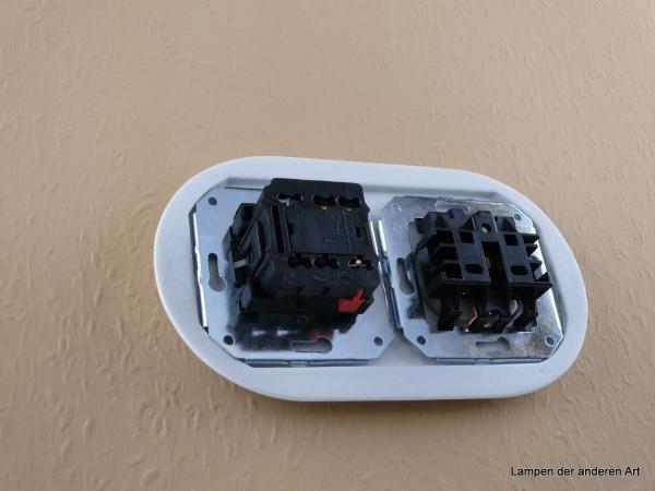 Garby Colonial 2fach Kombination, Serien-Porzellandrehschalter weiß,  Knebel Holz Buche gealtert, Steckdoseneinsatz Porzellan weiß, von hinten