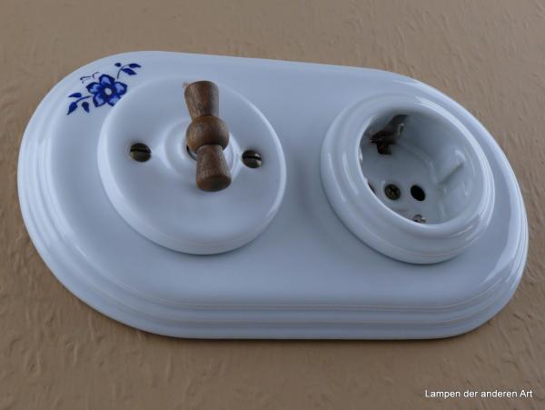 Garby Colonial 2fach Kombination, Serien-Porzellandrehschalter weiß,  Knebel Holz Buche gealtert, Steckdoseneinsatz Porzellan weiß