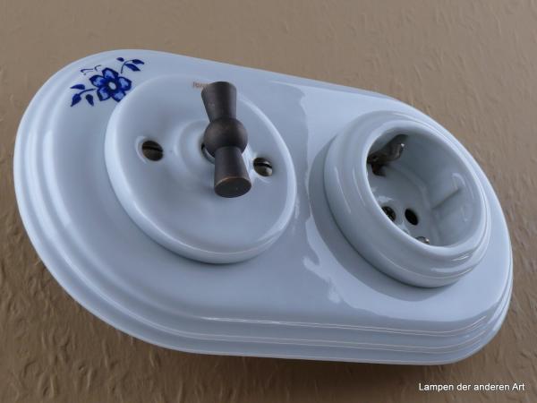 Garby Colonial 2fach Kombination, Serien-Porzellandrehschalter weiß,  Knebel Messing patiniert, Steckdoseneinsatz Porzellan weiß, seitlich