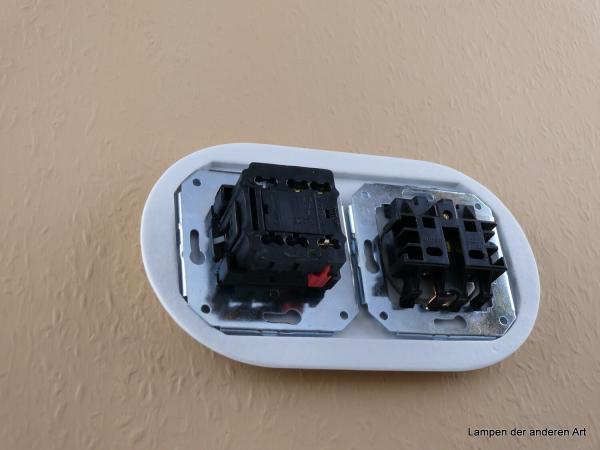 Garby Colonial 2fach Kombination, Serien-Porzellandrehschalter weiß,  Knebel Messing patiniert, Steckdoseneinsatz Porzellan weiß, von hinten