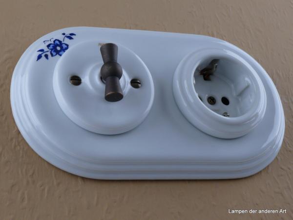 Garby Colonial 2fach Kombination, Serien-Porzellandrehschalter weiß,  Knebel Messing patiniert, Steckdoseneinsatz Porzellan weiß