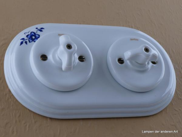 Garby Colonial 2fach Kombination, 2fach Rahmen Porzellan weiß, Dekor Blume blau, zwei Aus-Wechsel-Porzellandrehschalter weiß,  Knebel Porzellan weiß Retroform