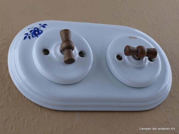 Garby Colonial 2fach Kombination, 2fach Rahmen Porzellan weiß, Dekor Blume blau, zwei Aus-Wechsel-Porzellandrehschalter weiß,  Knebel Holz Buche gealtert