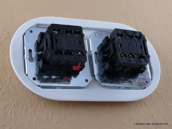 Garby Colonial 2fach Kombination, 2fach Rahmen Porzellan weiß, Dekor Blume blau, zwei Aus-Wechsel-Porzellandrehschalter weiß,  Knebel Messing patiniert, von hinten