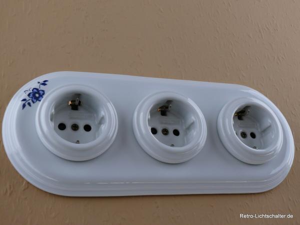 Garby Colonial 3fach Steckdose Porzellan weiß, 3fach Rahmen Porzellan weiß Dekor Blume blau