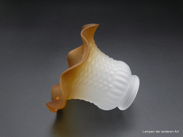Jugendstil Lampenschirm, Glas satiniert grau, konisch mit reliefierter Wandung, umlaufend wiederkehrendes abstraktes Muster in senkrechten Girlanden angeordnet, abgesetzter braun-oranger Rand, gewellt, D: 13cm, H: 10cm, Griffrand 6cm liegend