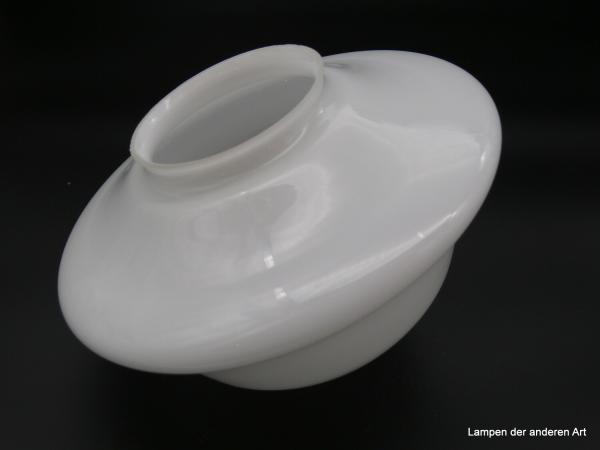 Jugendstil Lampenschirm, schüsselförmig, aus opal weißem mundgeblasenem Überfangglas, Ersatzglasschirm D: 23cm, H: 14cm, Glashalter Griffrand 10cm, von unten