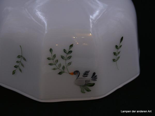Jugendstil Lampenschirm, Glas opal weiß, Wandung in der unteren Hälfte gekniffen und dazwischen im Wechsel mit Blattdekor oder einer Ente mit Blattdekor verziert, Ersatzglas D: 18cm, H: 11cm, Griffrand Glashalter 6cm, Detail Dekor