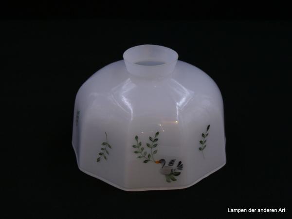 Jugendstil Lampenschirm, Glas opal weiß, Wandung in der unteren Hälfte gekniffen und dazwischen im Wechsel mit Blattdekor oder einer Ente mit Blattdekor verziert, Ersatzglas D: 18cm, H: 11cm, Griffrand Glashalter 6cm
