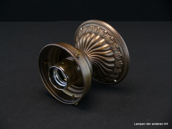 Jugendstil Deckenlampe Messing goldbraun mit reliefiertem gegossenem Fuß, 1xE27/40W, seitlich