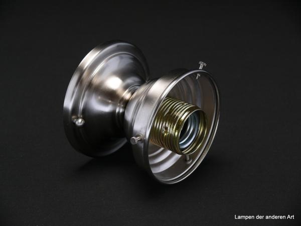 Kompakte Art Deco Deckenleuchte aus Messing matt vernickelt mit schlichtem Fuß für Schirme mit Griffrand 8cm, nach einem Original aus den 20iger Jahren des vergangenen Jahrhunderts, 1xE27/40W, von vorn