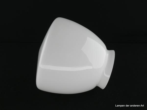 Art Deco Lampenschirm, glänzend weißes geschlossenes Zylinderglas, konisch geweitet, mittig sehr flach spitz zulaufend, Reproduktion angelehnt an die Formensprache des Art Deco, Nostalgieglas D: 14cm, H: 13cm, Griffrand Glashalter 8cm, liegend