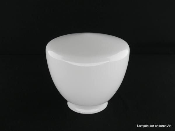 Art Deco Lampenschirm, glänzend weißes geschlossenes Zylinderglas, konisch geweitet, mittig sehr flach spitz zulaufend, Reproduktion angelehnt an die Formensprache des Art Deco, Nostalgieglas D: 14cm, H: 13cm, Griffrand Glashalter 8cm