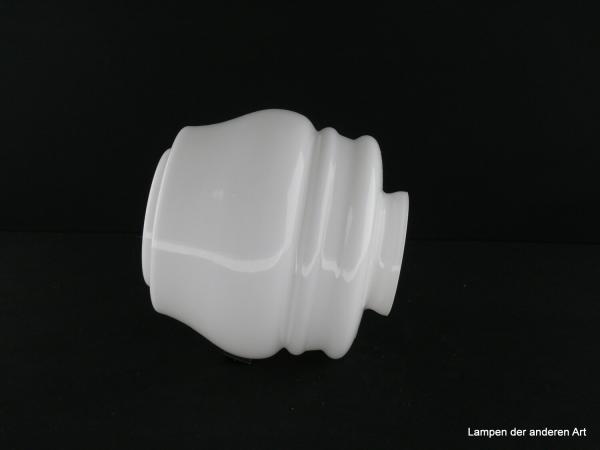Art Deco Lampenschirm, Originale dieser Zeit dienten als Vorlage, mehrfach eingeschnürtes glänzend weißes Zylinderglas mit planem Abschluss, Reproduktion angelehnt an die Formensprache des Art Deco, handgemacht, D: 17cm, H: 15cm, Glashalter 8cm, liegend