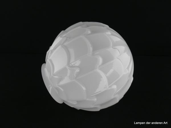 Art Deco Lampenschirm, Kugel glänzend weiß, reliefierte artischockenähnliche Wandung, Reproduktion nach alten Vorlagen, D: 15cm, H: 14cm, Glashalter 8cm