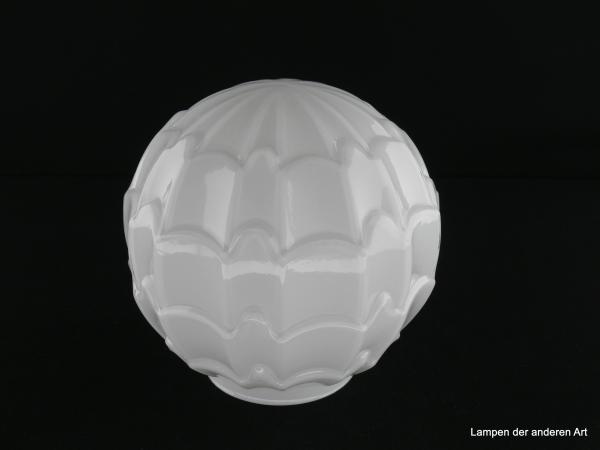 Art Deco Lampenschirm, Originale dieser Zeit dienten als Vorlage, glänzend weiße Kugel, schuppenartige Oberfläche, einer Artischocke ähnlich, Reproduktion angelehnt an die Formensprache des Art Deco,  Nostalgieglas D: 15cm, H: 14cm, Griffrand 8cm