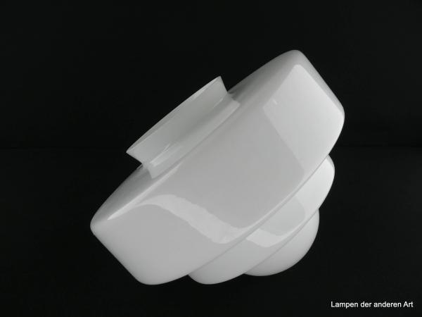 Art Deco Lampenschirm, Glas glänzend weiß, dreifach verjüngend gestuft, endet final in einer Halbkugel, Reproduktion angelehnt an die Formensprache des Art Deco,  Nostalgieglas Ersatzschirm D: 22cm, H: 15cm, Griffrand Glashalter 10cm, liegend