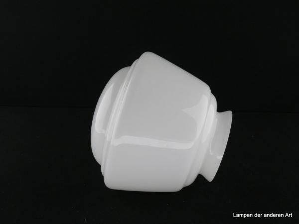 Nostalgie Lampenschirm, nach antiken Vorlagen, glänzend weißes Glas, es weitet sich konisch und endet mit zwei Stufen in einer flachen Kuppel, Glashalter 8cm