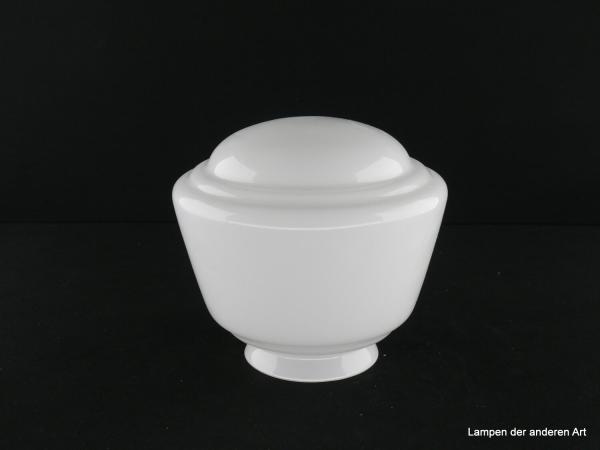 Art Deco Lampenschirm, Originale dieser Zeit dienten als Vorlage, Der glänzende weiße Schirm weitet sich konisch und endet final in einer flachen Kuppel, Reproduktion angelehnt an die Formensprache des Art Deco, D: 16cm, H: 13cm, Glashalter 8cm