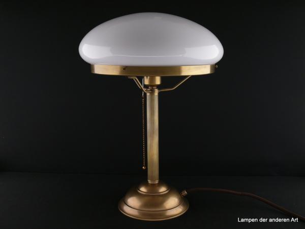 Pilzleuchte im Jugendstil aus Messing goldbraun patiniert mit opal weißem Kuppelschirm, Auflagering getragen von drei runden Stegen, 1xE27/60W