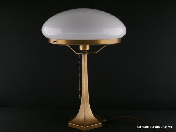 Pilzeuchte im Jugendstil aus Messing goldbraun patiniert, opal weißer Kuppelschirm 1xE27/60W