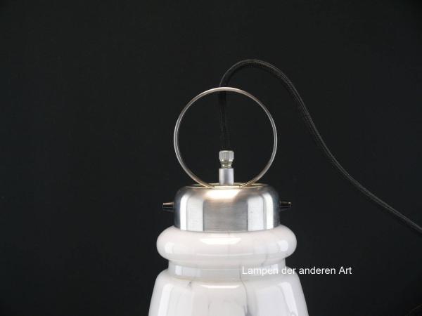 Pendelleuchte, glockenförmiger weißer Schirm, wolkenartiges Glasdesign, neu verkabelt, schwarzes Textilkabel, Originalhalterung Nickel matt, 1x E27/60W, Detail Halterung