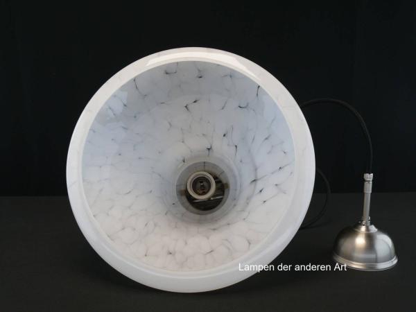 Pendelleuchte, glockenförmiger weißer Schirm, wolkenartiges Glasdesign, neu verkabelt, schwarzes Textilkabel, Originalhalterung Nickel matt, 1x E27/60W, von unten