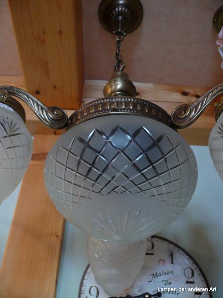 4-flammige Deckenleuchte aus der Zeit des Art Deco, komplett restauriert, 4x E27/40W, H=70cm/D=54cm, zapfenförmige Gläser, Kuppelschirm, Kerbschliff, Rautenmuster, Detail Kuppelschirm