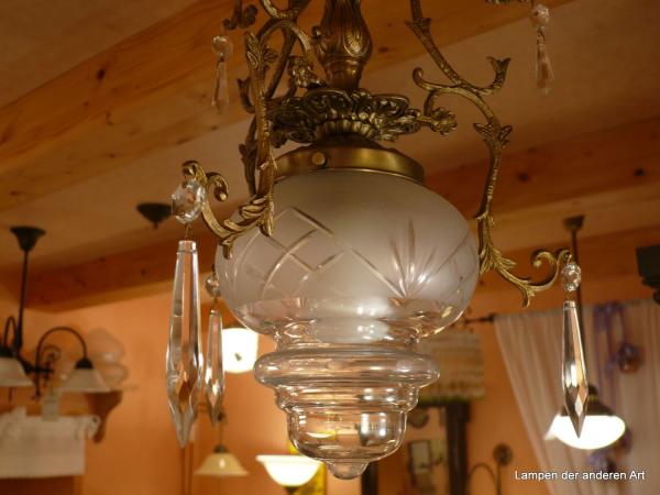 klassizistischer Deckenlüster aus den 20er Jahren, Original Glasschirm mit Schliffelementen, Behang geschliffene Zapfen, drei Zierarme, Messing patiniert, Detail