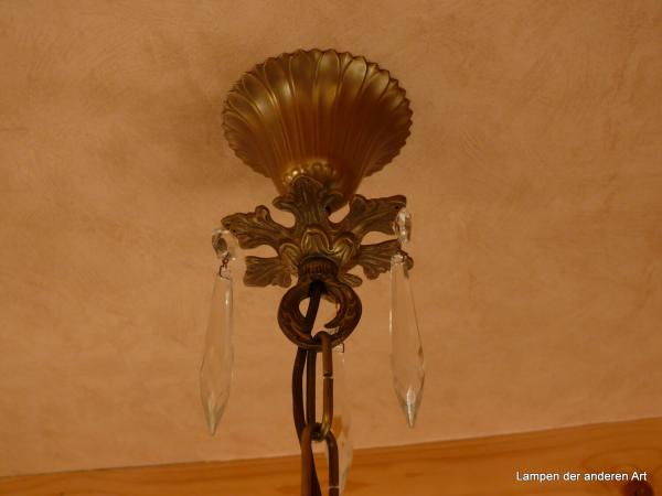 klassizistischer Deckenlüster aus den 20er Jahren, Original Glasschirm mit Schliffelementen, Behang geschliffene Zapfen, drei Zierarme, Messing patiniert, Detail Baldachin