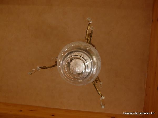 klassizistischer Deckenlüster aus den 20er Jahren, Original Glasschirm mit Schliffelementen, Behang geschliffene Zapfen, drei Zierarme, Messing patiniert, von unten