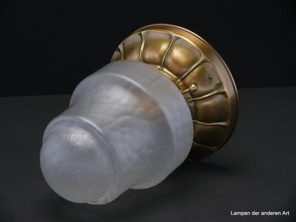 Art Deco Deckenleuchte, Glashalter Griffrand 8cm, Messingfuß Dekor geprägt, Glasschirm satiniert, gestuft, genarbt, original Messingfassung 1xE27/40W, liegend