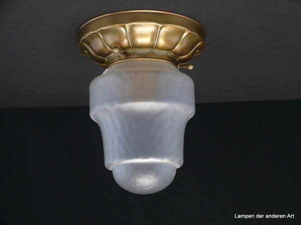 Art Deco Deckenleuchte, Glashalter Griffrand 8cm, Messingfuß Dekor geprägt, Glasschirm satiniert, gestuft, genarbt, original Messingfassung 1xE27/40W