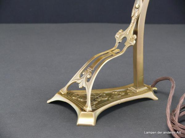 Jugendstil Tischleuchte, Messing patiniert, tolles Ornament zwischen Fuß und Leuchtenarm, braunes Textilkabel mit Schnurschalter, Fassung E27 original mit Porzellanring, Jugendstil Lampenschirm goldfarben satiniert, Form einer Rosenblüte, Detail Fuss