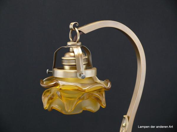 Jugendstil Tischleuchte, Messing patiniert, tolles Ornament zwischen Fuß und Leuchtenarm, braunes Textilkabel mit Schnurschalter, Fassung E27 original mit Porzellanring, Jugendstil Lampenschirm goldfarben satiniert, Form einer Rosenblüte, Detail Arm
