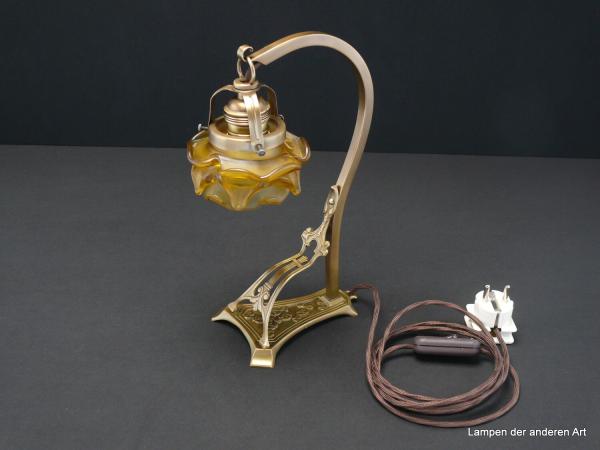 Jugendstil Tischleuchte, Messing patiniert, tolles Ornament zwischen Fuß und Leuchtenarm, braunes Textilkabel mit Schnurschalter, Fassung E27 original mit Porzellanring, Jugendstil Lampenschirm goldfarben satiniert, Form einer Rosenblüte, von oben