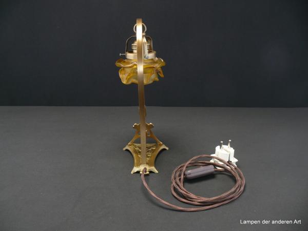 Jugendstil Tischleuchte, Messing patiniert, tolles Ornament zwischen Fuß und Leuchtenarm, braunes Textilkabel mit Schnurschalter, Fassung E27 original mit Porzellanring, Jugendstil Lampenschirm goldfarben satiniert, Form einer Rosenblüte, von hinten