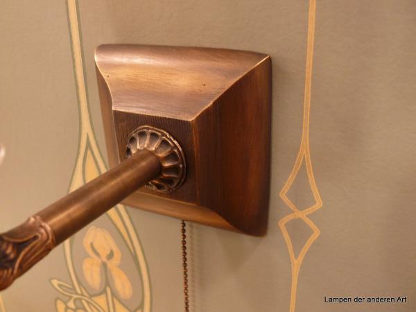 Jugendstil Wandleuchte, Messingfassung 1x E14/40W, Messing dunkel patiniert, quadratischer Blendschirm mit gestuftem Perlfransengehänge, Halter stilisierte Kralle, Detail Zugschalter