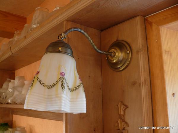 Schlichte Wandleuchte, Messing, goldbraun patiniert, Schirm dekoriert mit Jugendstilelementen, teils bemalt, H: 23cm, Ausladung 22cm, 1xE27/40W