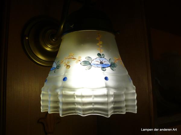 Schlichte Wandleuchte, gefertigt aus Messing, goldbraun patiniert, Schirm satiniert, Dekor handgemalt,  H: 17cm, Ausladung 20cm, 1xE27/40W, beleuchtet