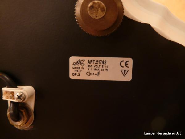 Schreibtischleuchte im urklassischem Stil, Leuchtenfuß als Stiftablage mit stilisiertem Tintenfass, Dekor handgemaltes kobaltblaues Netzdekor, Porzellanmanufaktur Giulia Mangani, Detail Artikelnummer