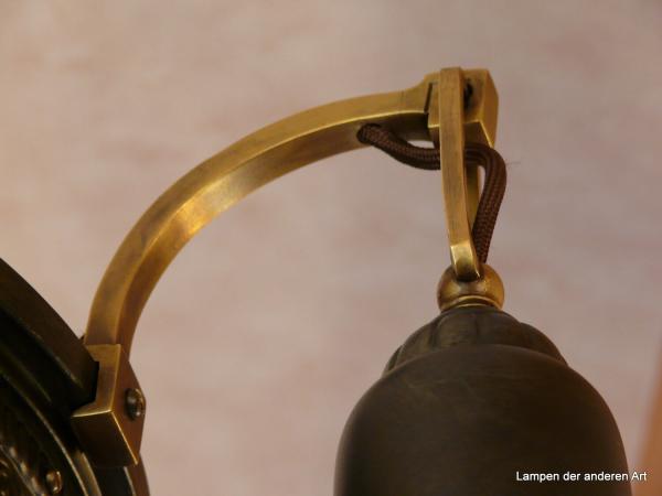 4-flammige Deckenleuchte aus der Zeit des Jugendstils, komplett restauriert, Eisenblech brüniert, Arme Messing patiniert, Detail Arm