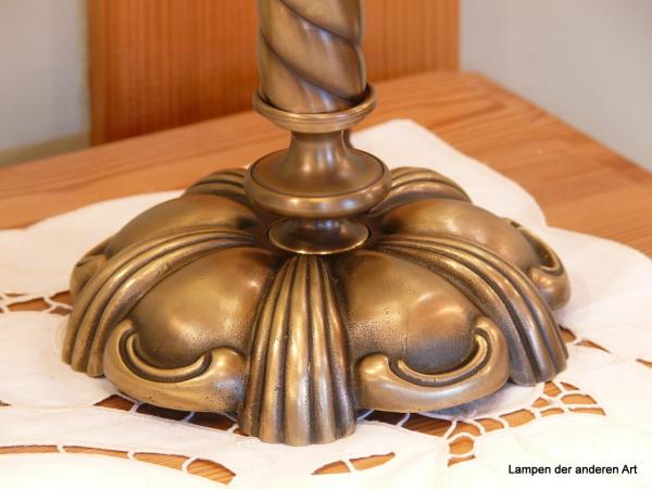 Tischleuchte mit typischen Jugendstilmotiven,schaltbar über Zugkettchen an der Fassung,detail Fuss