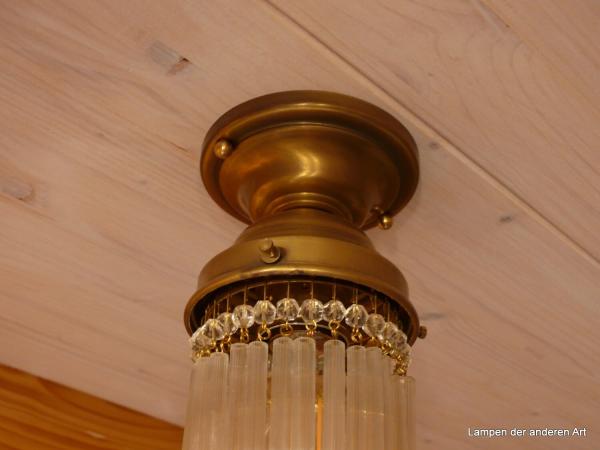schlichter Jugendstil-Deckenlampenfuß aus patiniertem Messing, bestückt mit längs gerillten Glasröhren mit kugelförmigen Prismenabschluss, 1xE27, Detail Messingreif