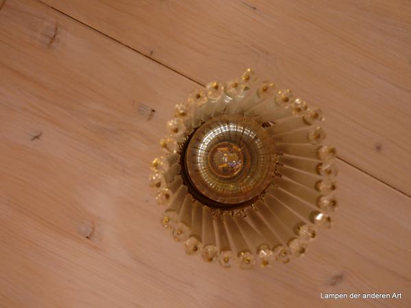 schlichter Jugendstil-Deckenlampenfuß aus patiniertem Messing, bestückt mit längs gerillten Glasröhren mit kugelförmigen Prismenabschluss, 1xE27, von unten