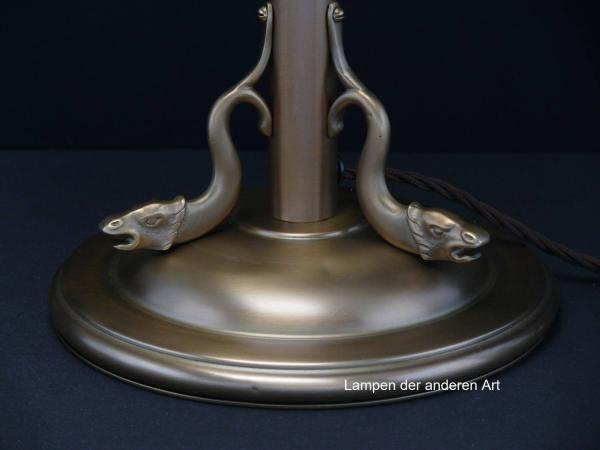 antike aufgearbeitete Pilzleuchte mit typischem Art Deco Glas, Gestell aus hell patiniertem Messing, Mittelsäule mit drei stilisierten Fabeltieren 1xW27/40W, Detail Fuß Fabeltiere